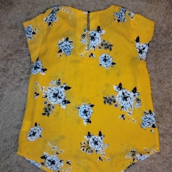 Lily White (Size M) Yellow Floral Print Button Keyhole Blouse - Picture 6 of 8